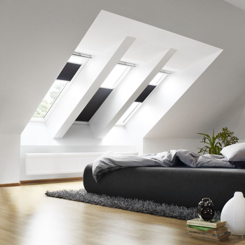 VELUX Centre Pivot Roof Window - White Painted Pine - GGL CK06 2070 (55x118cm)